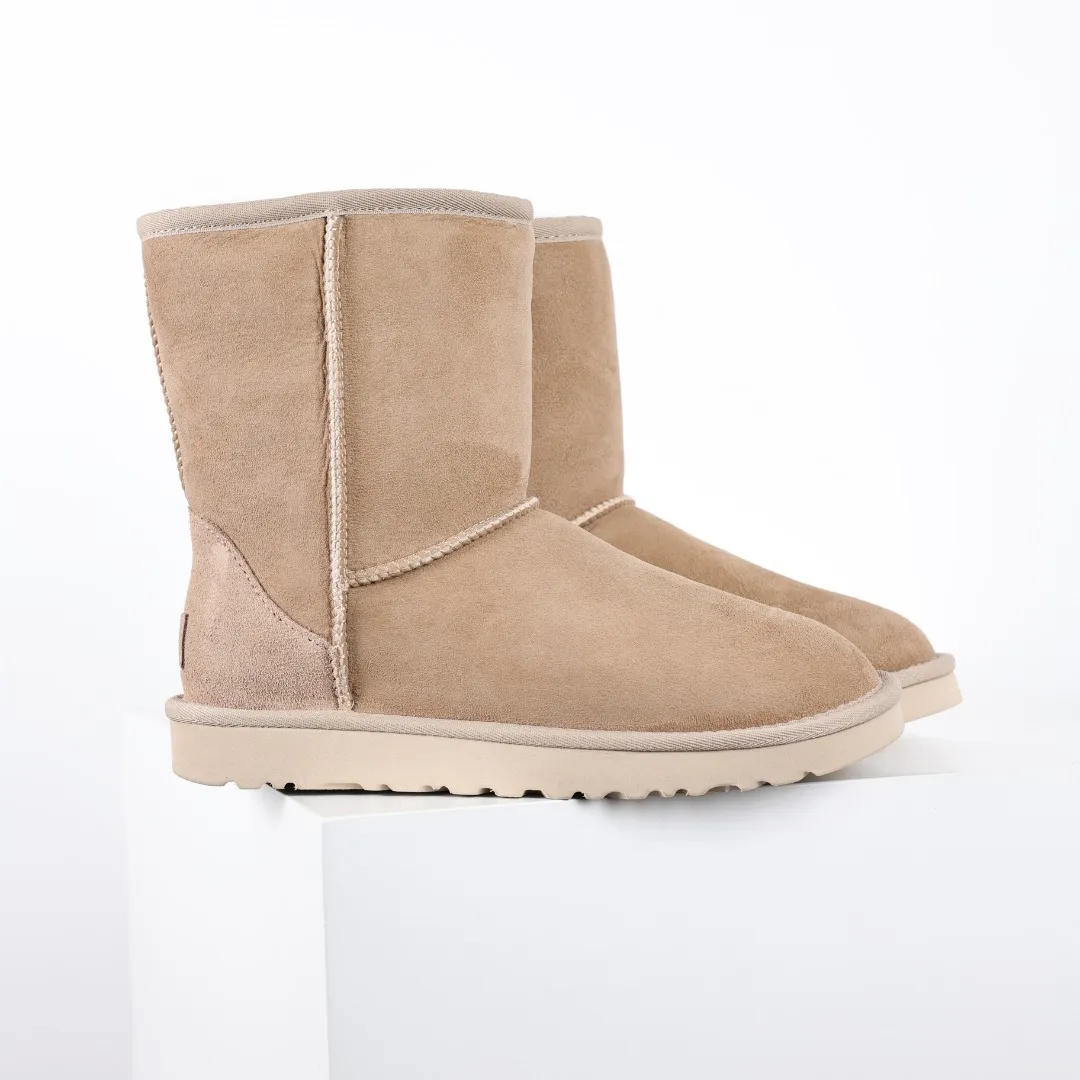 Pick up locally 💰600 Core recommended good price Cashmere insoles are a very suitable choice for keeping warm in winter and at home. In the new year, uug launched a series of styles, which are partially geared towards the preferences of young consumers and have also moved to the forefront of fashion trends. Shoe body material Water-repellent coated suede upper 17mm UGGPURE™ implanted wool insole Lightweight non-slip comfortable rubber outsole With brand LOGO Trademark Comes with a full set of packaging Size: 35 36 37 38 39 40